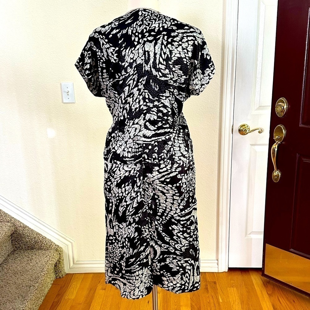 Beautifully tailored, 4 piece black and cream “batik”: 2 skirts and 2 tops - Picture 9 of 16